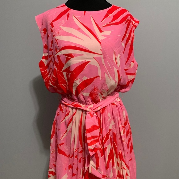 Dresses & Skirts - NWT Pink and Red Tropical Print Minidress